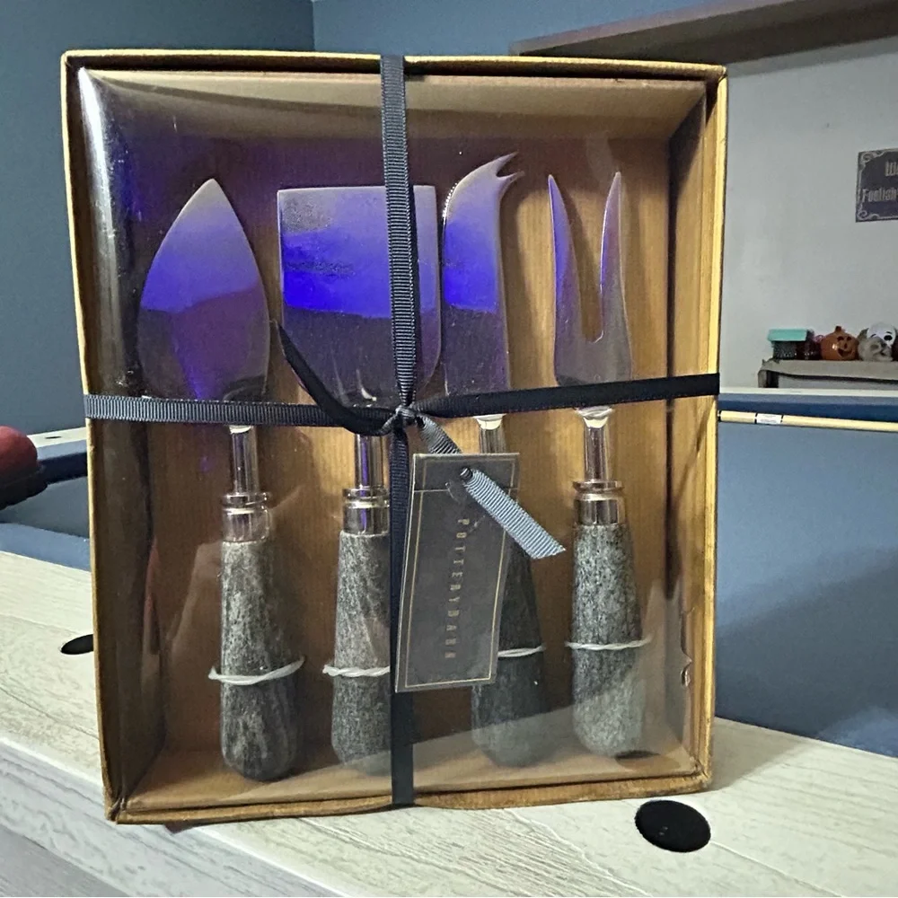 Pottery Barn Set of 4 Cheese Knives NIB